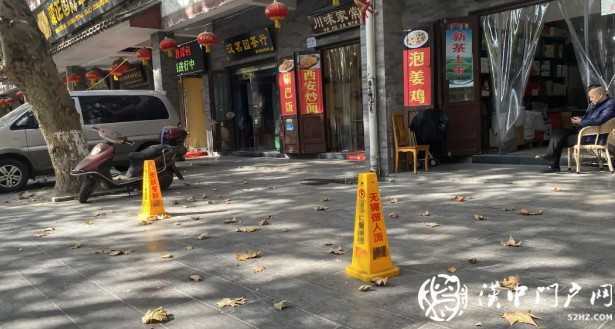 【曝光】利用禁停錐桶做文章，漢中這家醫(yī)院的小廣告一夜布滿幾條街！