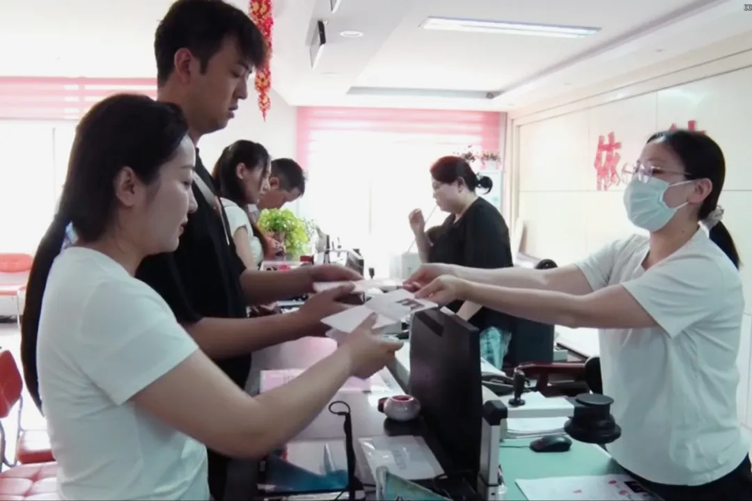 漢臺(tái)迎來首對(duì)婚姻登記全國(guó)通辦新人