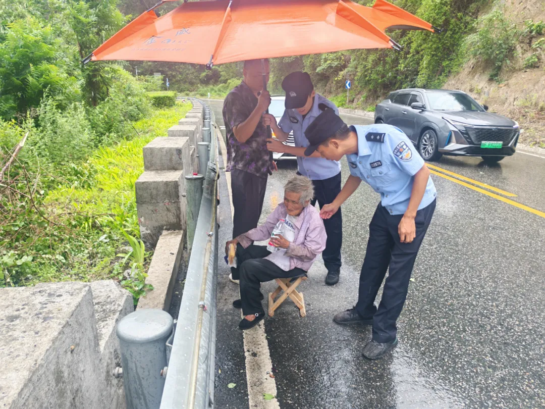 暖心救助！八旬老人雨中迷路，漢臺民警及時(shí)護(hù)送回家