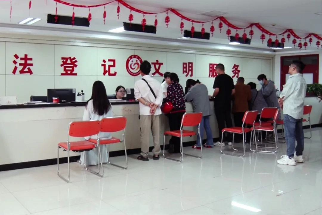 漢臺(tái)迎來首對(duì)婚姻登記全國(guó)通辦新人