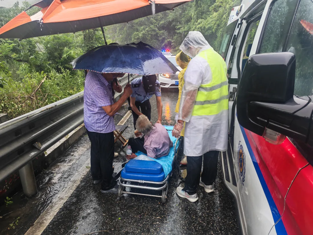 暖心救助！八旬老人雨中迷路，漢臺民警及時(shí)護(hù)送回家